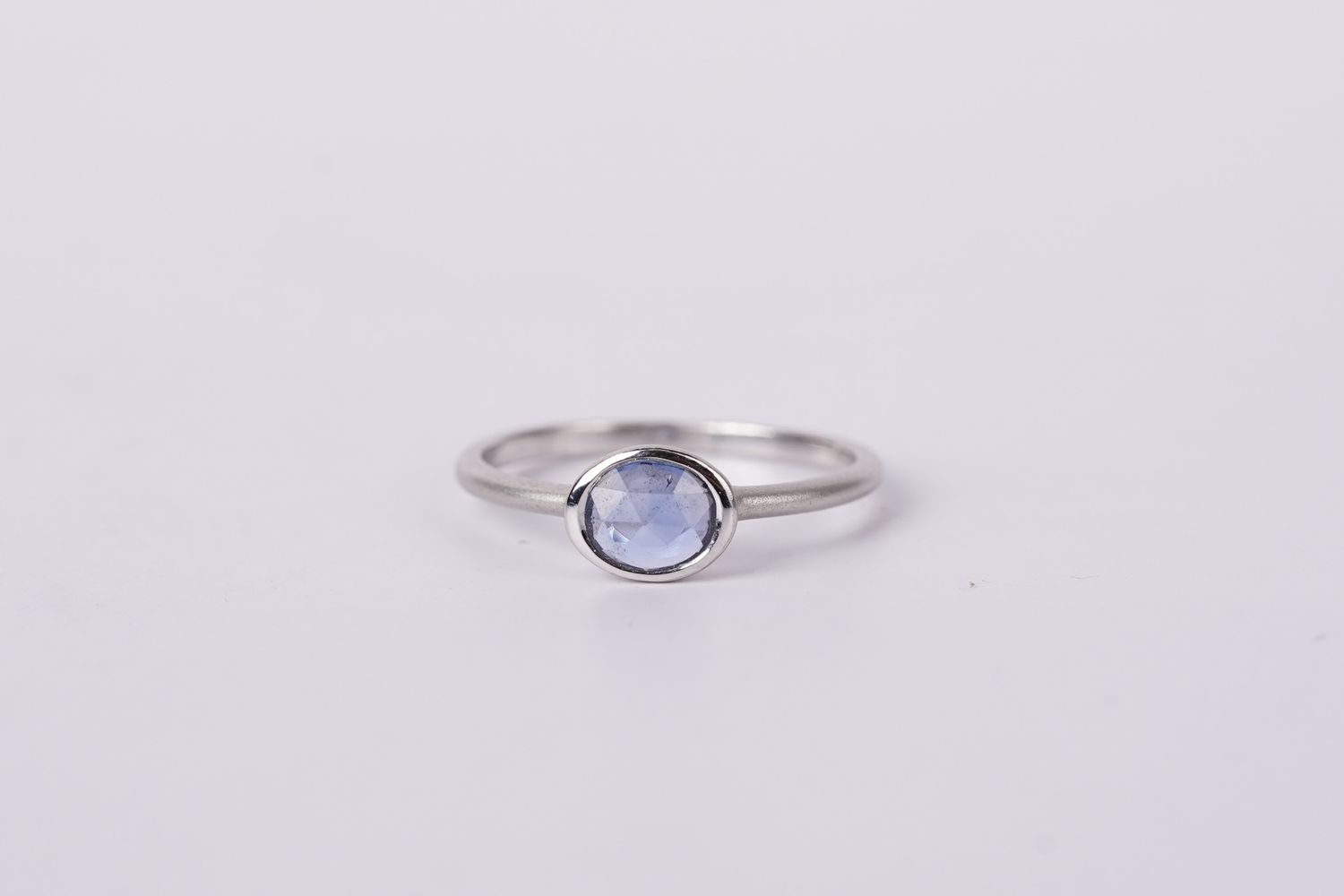 ATT- 14KW 1.6g .86ct Blue Oval Sapphire Bezel Ring (size 7)