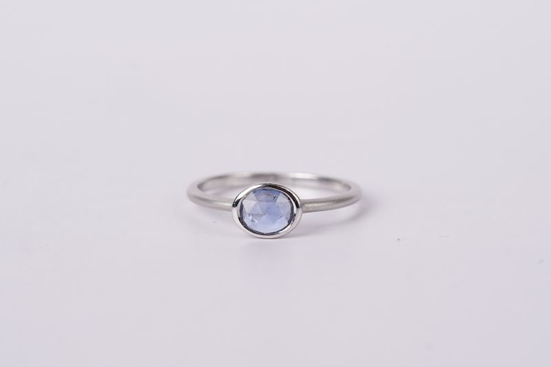 ATT- 14KW 1.6g .86ct Blue Oval Sapphire Bezel Ring (size 7)