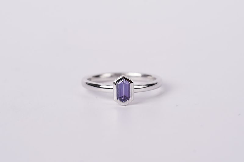 DTTX- 14KW 3.07g .65ct Hexagon Cut Purple Sapphire Bezel Ring (size 7)