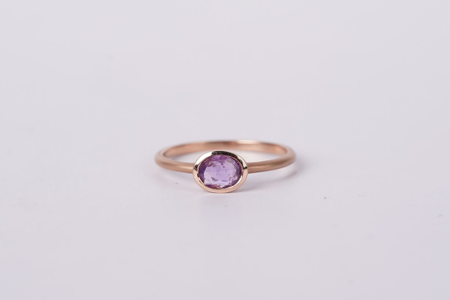 ATT- 14KR 1.5g .61ct Oval Lavender Sapphire Bezel Ring (size 7)