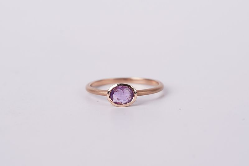 ATT- 14KR 1.5g .61ct Oval Lavender Sapphire Bezel Ring (size 7)