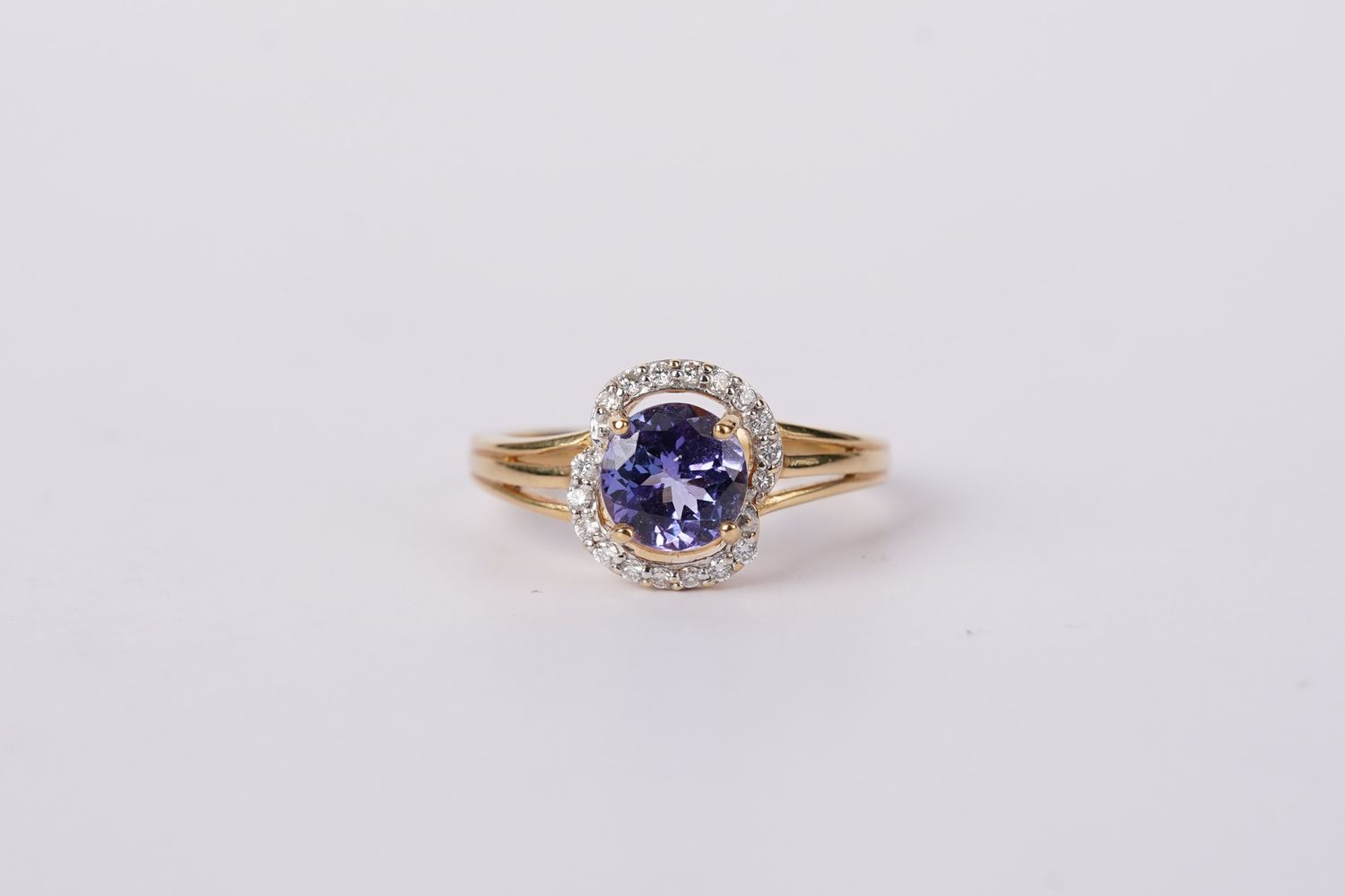 18KY 3.7g 1.37ctw (1.17ctr) Tanzanite &amp; Diamond Halo Ring (size 7)