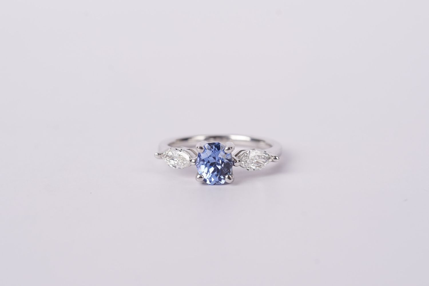 VEET- 14KW 3.2g 1.98ctw (1.34ctr) Oval Blue Thai Sapphire &amp; Diamond Fashion Ring (size 6)