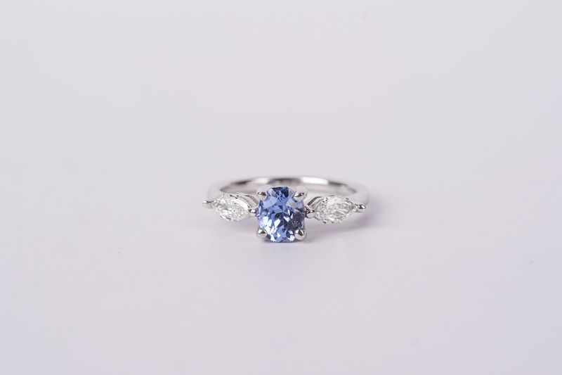 VEET- 14KW 3.2g 1.98ctw (1.34ctr) Oval Blue Thai Sapphire &amp; Diamond Fashion Ring (size 6)