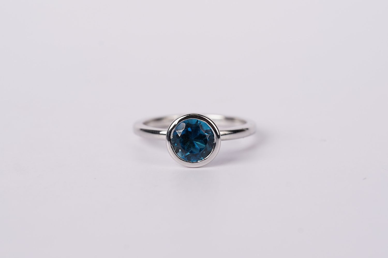 DDNX- 14KW 3.22g 1.68ct London Blue Topaz Bezel Set Ring (size 7)