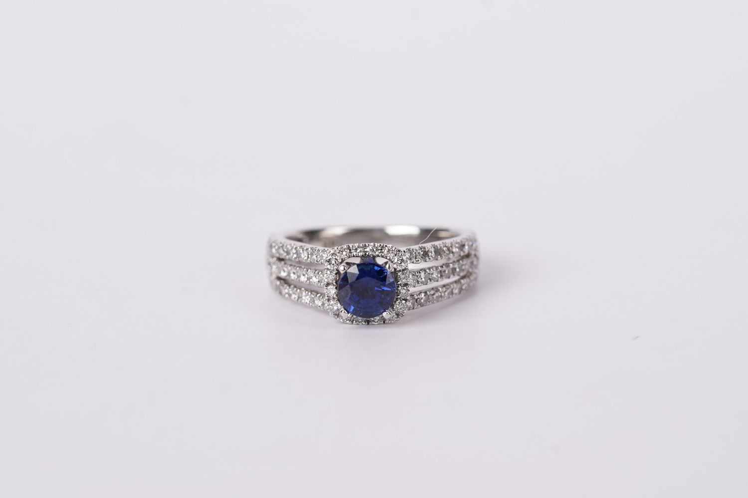 14KW 3.7g 1.40ctw (.82ctr) Sapphire Split Shank Halo Fashion Ring (size 4.25)