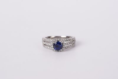 14KW 3.7g 1.40ctw (.82ctr) Sapphire Split Shank Halo Fashion Ring (size 4.25)