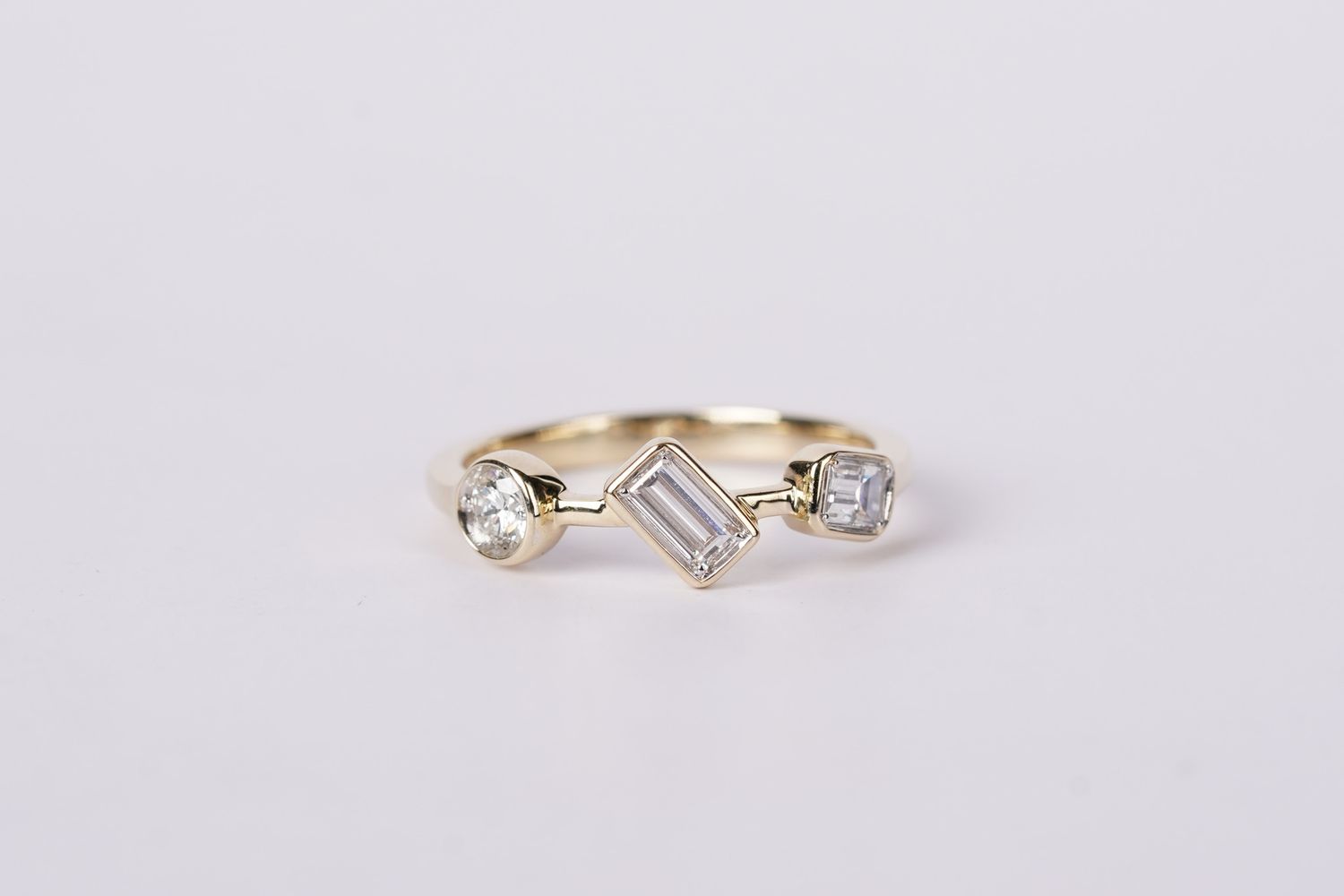 RTTX- 14KY 2.62g .56ctw Diamond Bezel Fashion Ring (size 7.5)