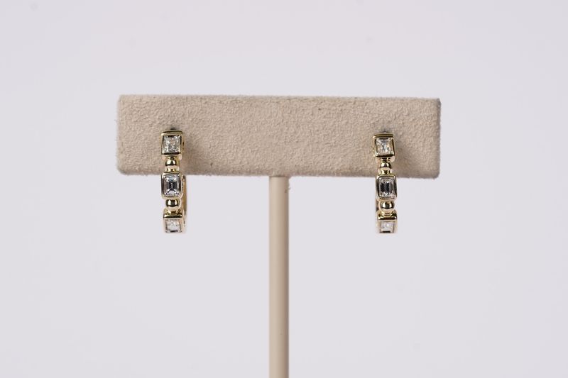 ETTX- 14KY 3.56g .34ctw Baguette Diamond Hoop Earrings