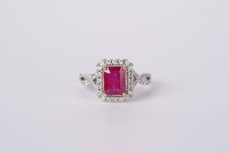 ILL- 14KWY 4.32g 2.64ctw (2.22ctr) Ruby Halo Fashion Ring (size 7.25)