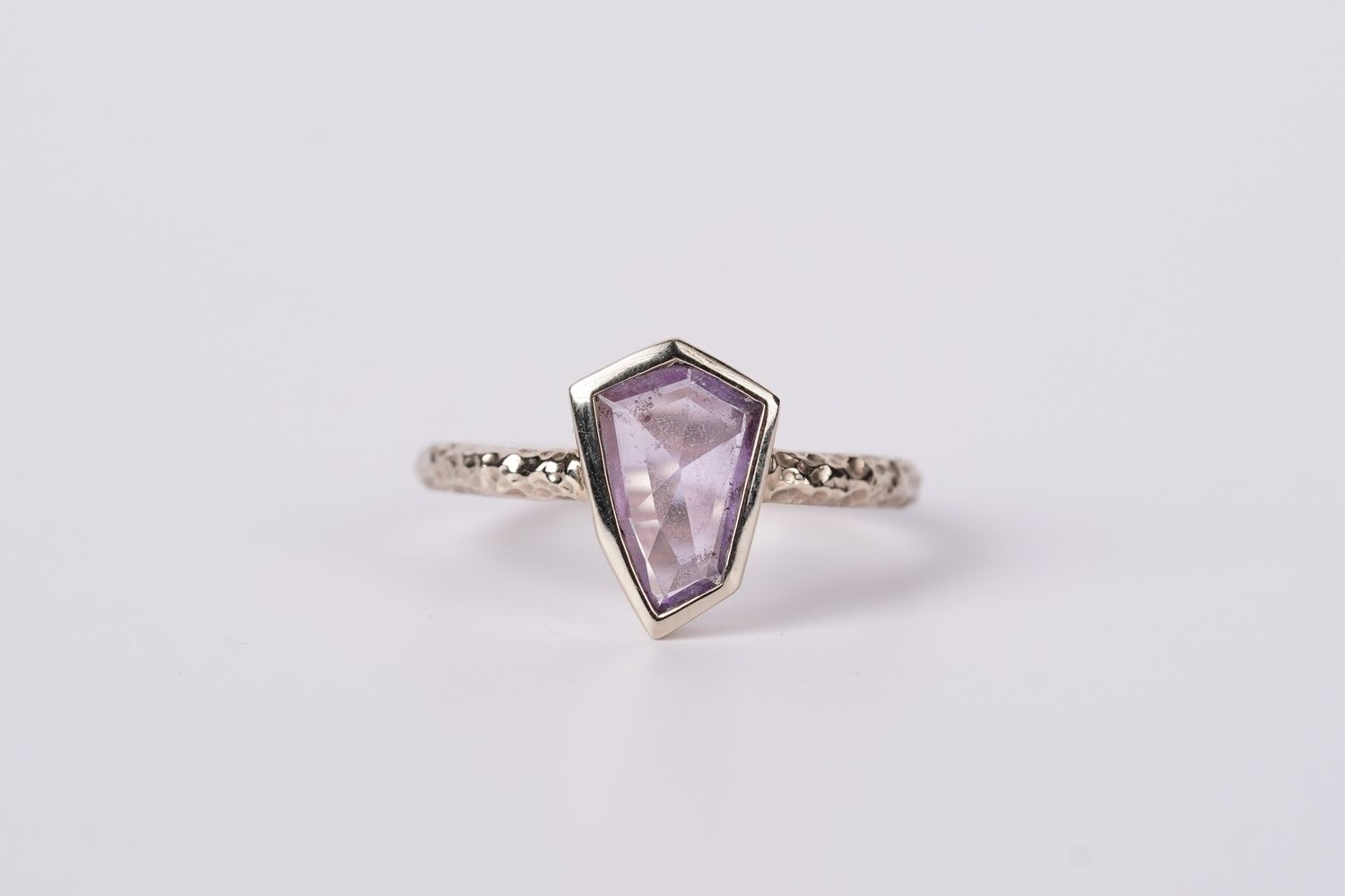 NNE-14KY 2.9g .75ct Geometric Lavender Sapphire Ring (size 6.5)