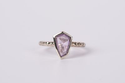 NNE-14KY 2.9g .75ct Geometric Lavender Sapphire Ring (size 6.5)