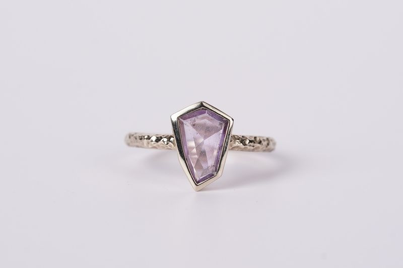 NNE-14KY 2.9g .75ct Geometric Lavender Sapphire Ring (size 6.5)