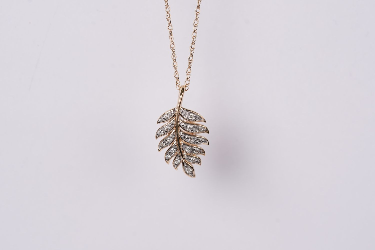 ART- 14KY 1.79g .07ctw Diamond Leaf Pendant 18&quot;