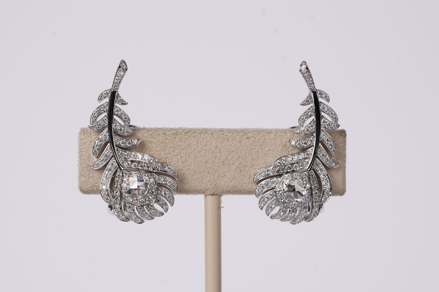 VDTT-14KW 8.02g 1.13ctw Diamond Vintage Inspired Leaf Earrings