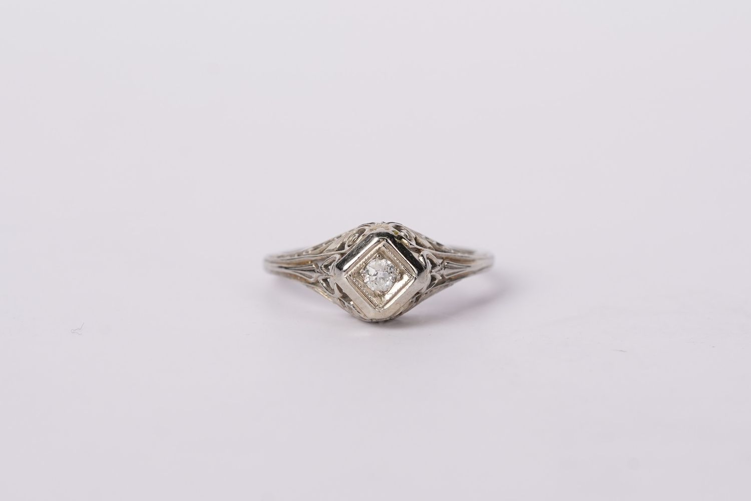 18KW 2.2g .10ct European Diamond Antique Filigree Ring (size 6)