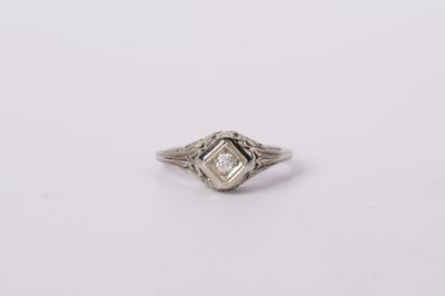18KW 2.2g .10ct European Diamond Antique Filigree Ring (size 6)