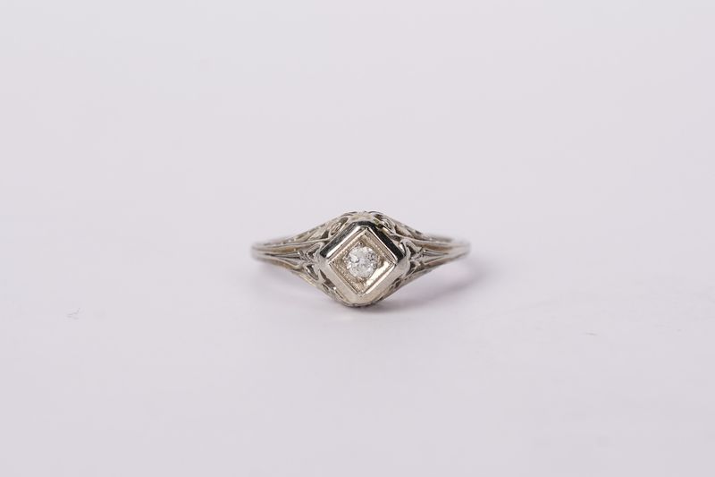 18KW 2.2g .10ct European Diamond Antique Filigree Ring (size 6)