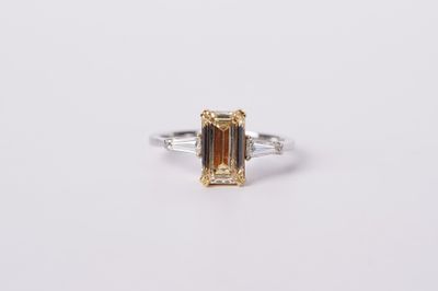 BETTX- 18KWY 3.45g 2.31ctw (2.00ctr) FLY/SI1 GIA Emerald Diamond Three-Stone Engagement Ring (size 6.5)