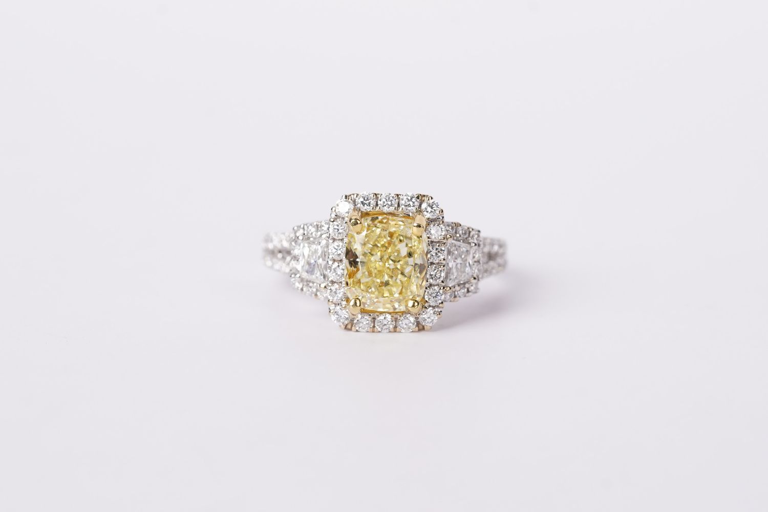 LLTTX-18KWY 5.22g 3.00ctw (2.00ctr) FY/SI2 GIA Cushion Diamond Halo Ring (size 6.25)
