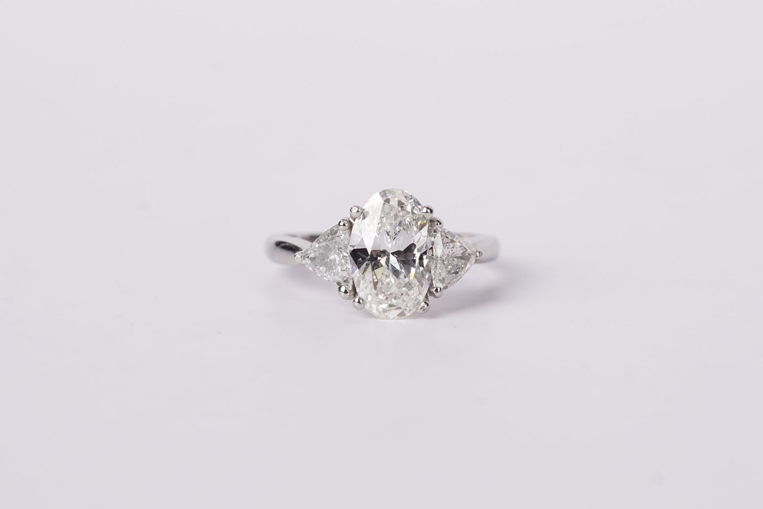 VVDET-Platinum 5.29g 2.85ctw (2.07ctr) H/SI1 Oval Diamond 3-Stone Engagement Ring (size 7.5)