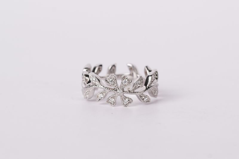 EELX- 14KW 4.05g .24ctw Diamond Leaf Eternity Band (size 6)