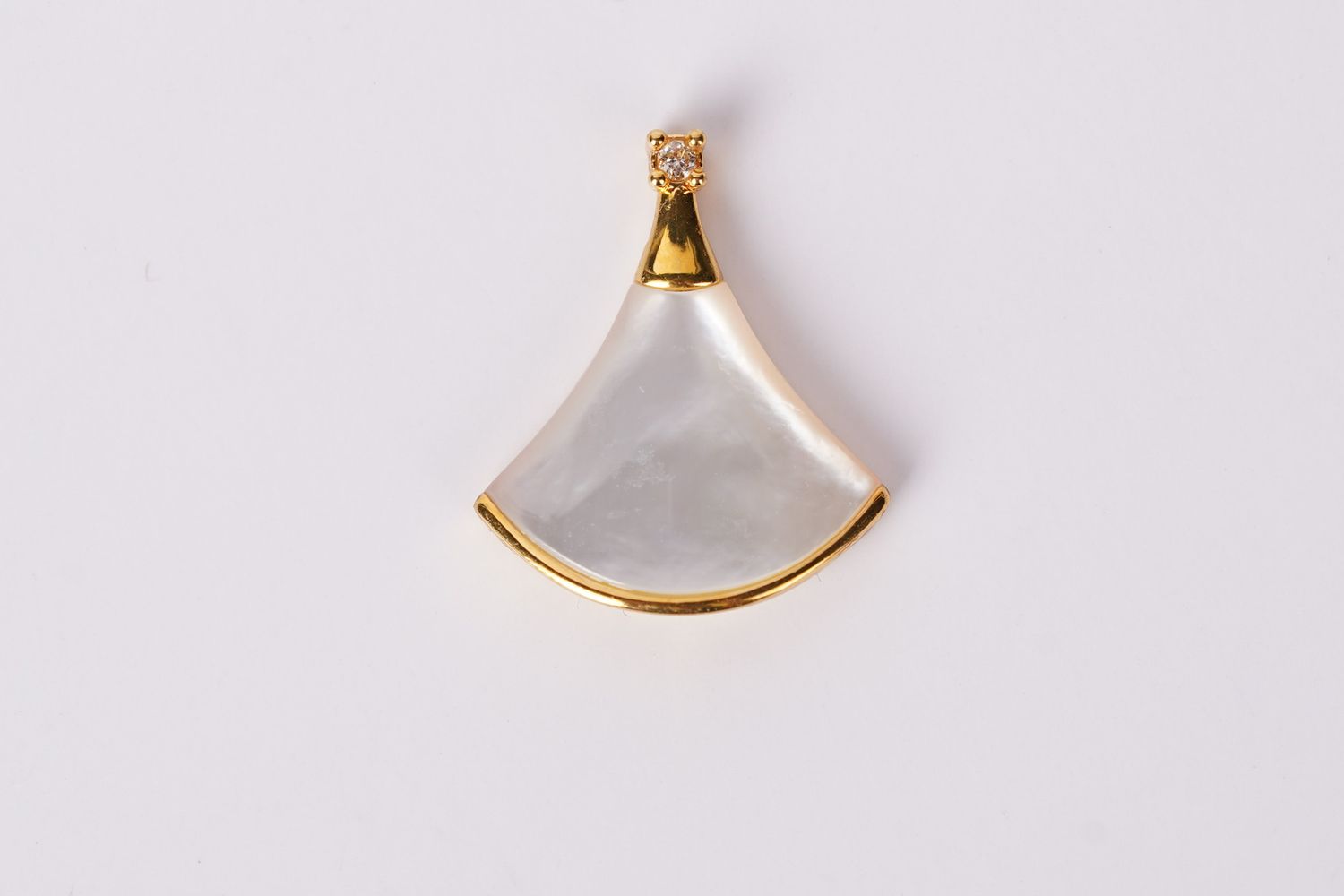 ITX- 18KY 1.1g Mother Of Pearl &amp; Diamond Fashion Pendant (Pendant Only)