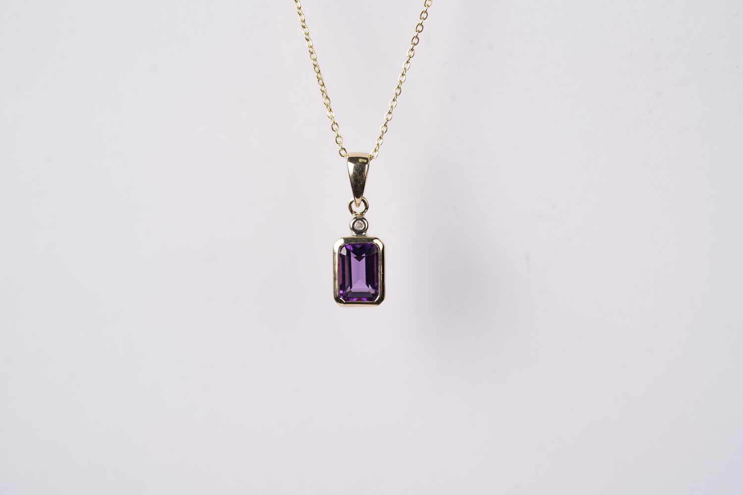 VNT- 10KY 1.85g .94ctw Amethyst &amp; Diamond Bezel Pendant 18&quot;