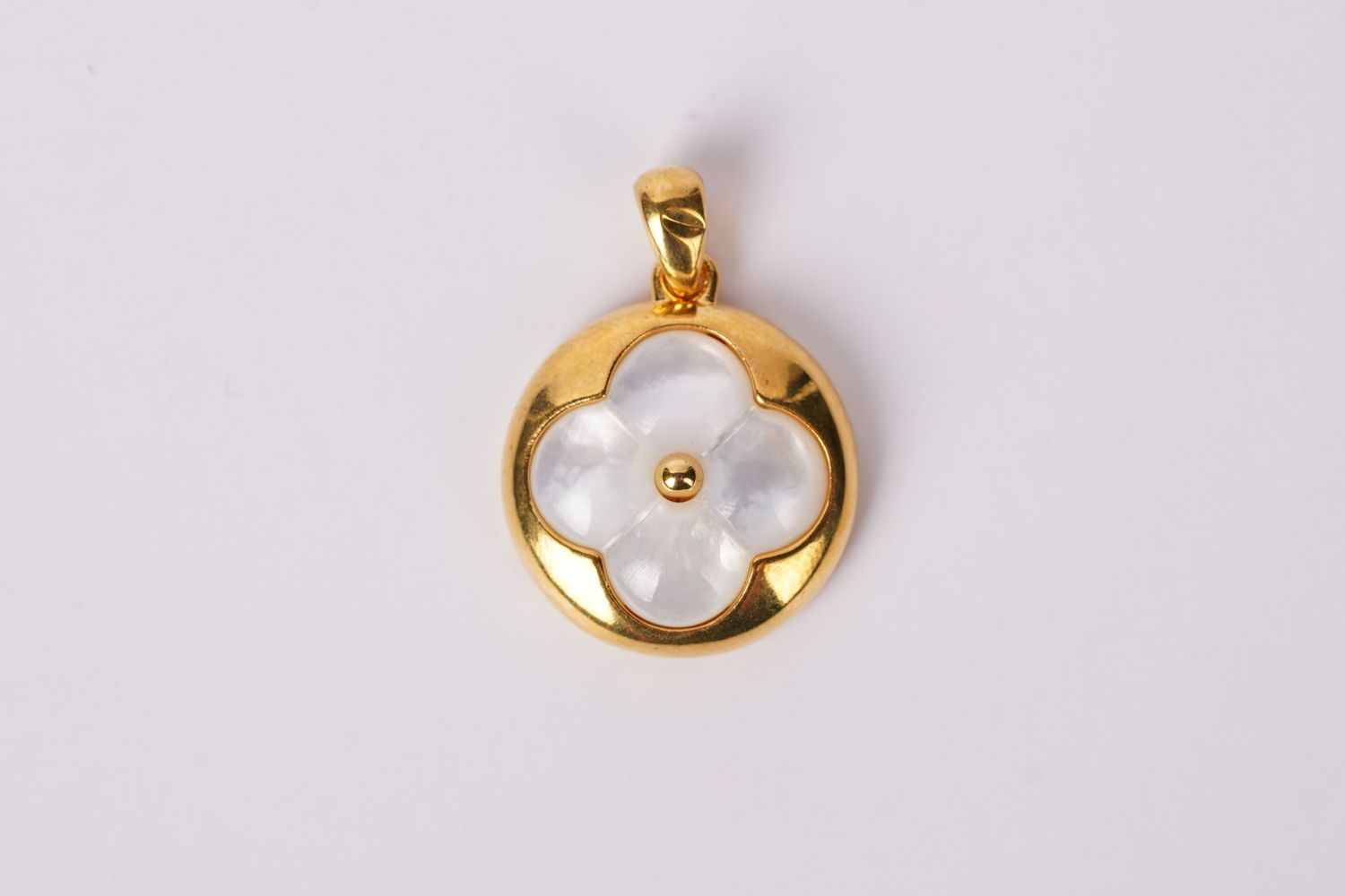 RTX- 18KY 1.00g Mother Of Pearl Fashion Pendant (Pendant Only)