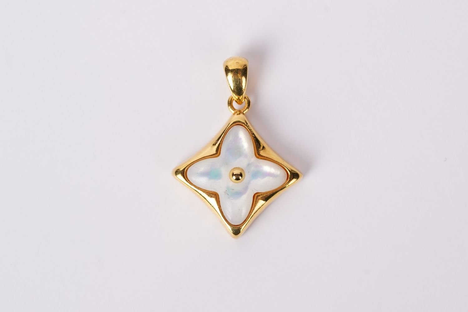 RTX- 18KY .60g Mother Of Pearl Fashion Pendant (Pendant Only)