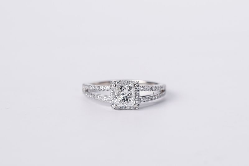 14KW 2.53g 1.15TW (.75ctr) H/SI1 Princess Cut Diamond Halo Engagement Ring (size 5.75)