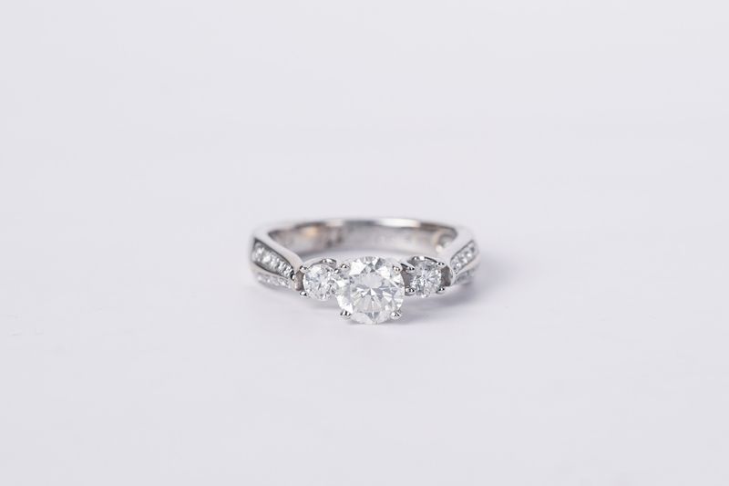 RTT- 18KW 4.38g 1.09ctw (.77ctr) H/I1 Round Diamond Three Stone Engagement Ring (size 4.75)
