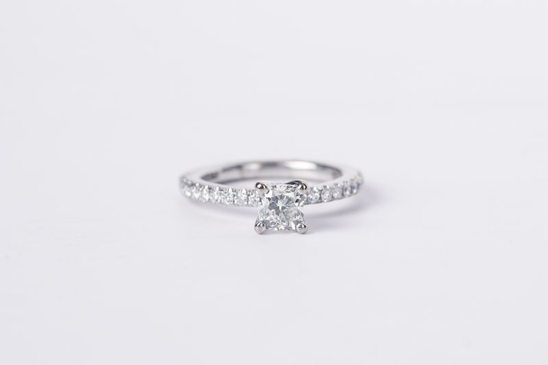 14KW 3.7g .88ctw (.58ctr) H/SI2 Cushion Diamond A.Jaffe Engagement Ring (size 4)