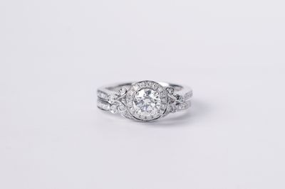 VDET-  14KW 4.83g 1.02ctw (.71ctr) G/SI1 Round Diamond Halo Wedding Set (size 6)