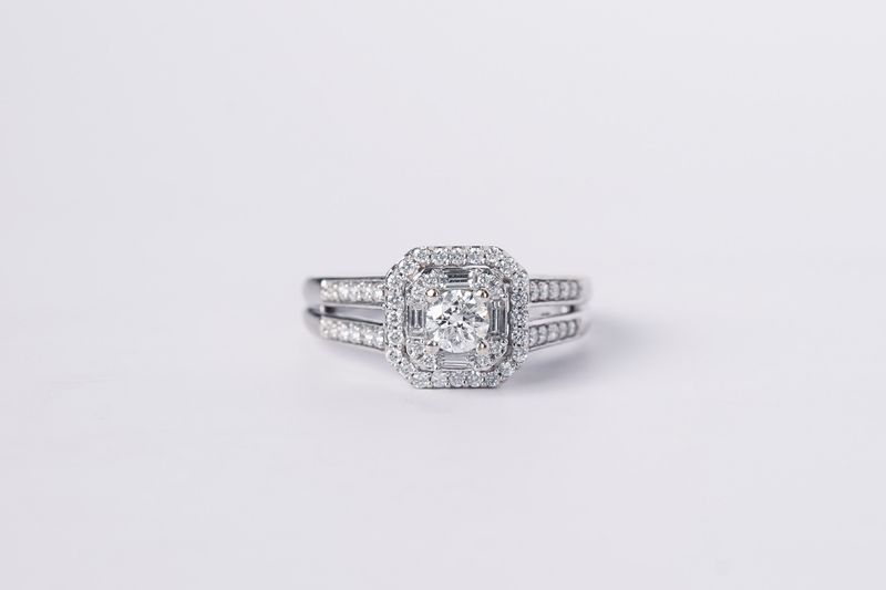 14KW 5.3g 1.25tw (.40ctr) H/SI2 Round Diamond Halo Engagement Ring (size 7)