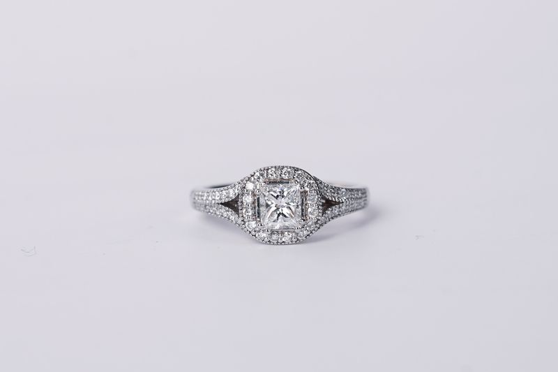 RTT- 14KW 3.96g 1.10ctw (.54ctr) G/SI2 Princess Cut Diamond Halo Engagement Ring (size 6)