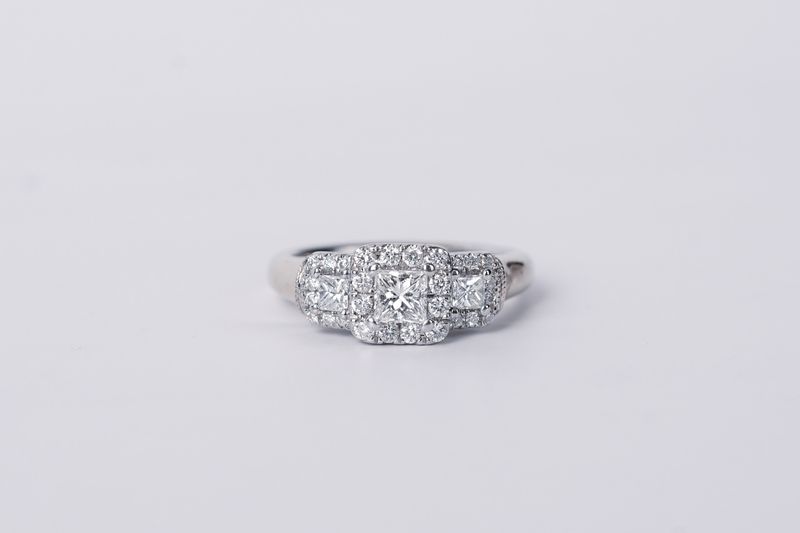 14KW 4.9g 1.00ctw (.35ctr) J/VS1 Princess Cut Vera Wang Halo Ring (size 5)
