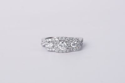 14KW 4.3g 1.00tw (.30ctr) H/SI2  Vera Wang Diamond Halo Engagement Ring (size 4.75)