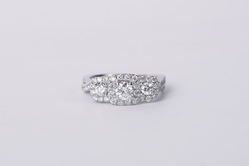 14KW 4.3g 1.00tw (.30ctr) H/SI2  Vera Wang Diamond Halo Engagement Ring (size 4.75)