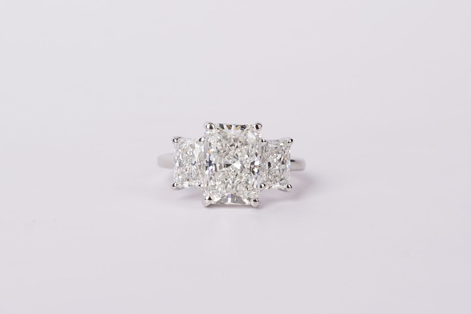 AETT- 14KW 4.48g 6.65ctw (3.58ctr) F/VVS2 Lab Grown Radiant Diamond 3-Stone Engagement Ring (size 6.5)