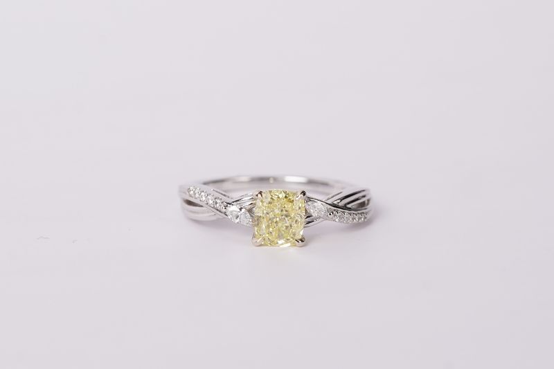 NATT- 14KW 3.60g 1.19ctw (1.01ctr) FLY/SI1 Cushion Diamond Engagement Ring (size 7.25)