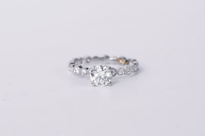 VATT- 18KW 2.65g 1.05ctw (.81ctr) J/VS2 Round Diamond Engagement Ring (size 6.5)