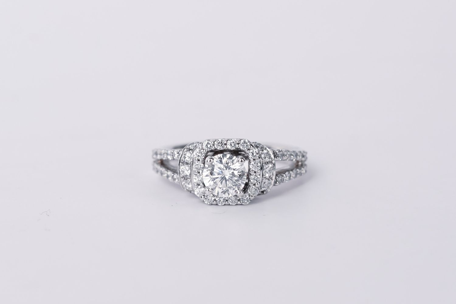 14KW 4.45g 1.40TW (.64ctr) H/SI1 Round Leo Diamond Halo Engagement Ring (size 5)