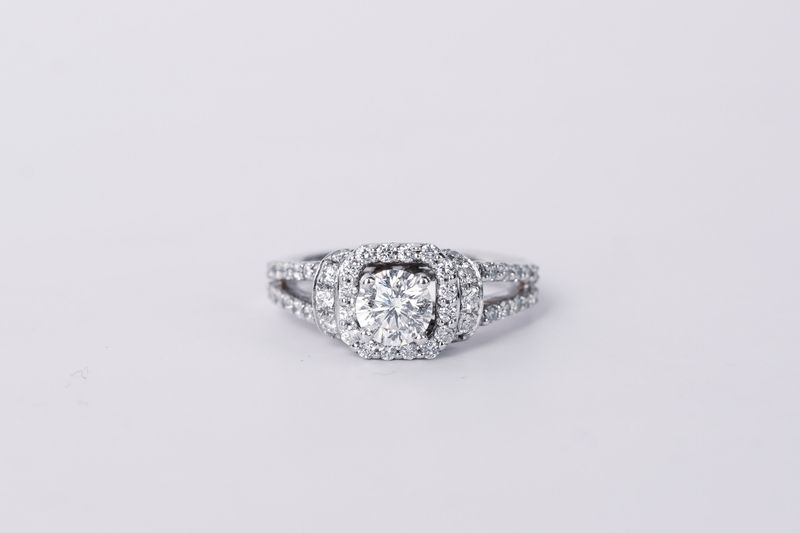 14KW 4.45g 1.40TW (.64ctr) H/SI1 Round Leo Diamond Halo Engagement Ring (size 5)