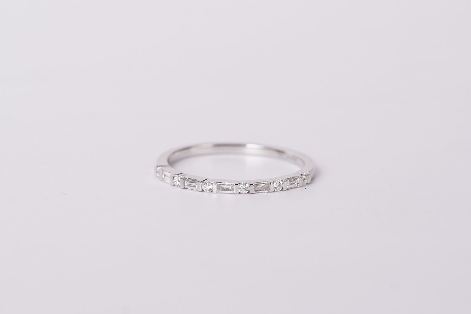 DAEX- 14KW 1.38g .17ctw Baguette &amp; Round Diamond Stackable Band (size 6.75)