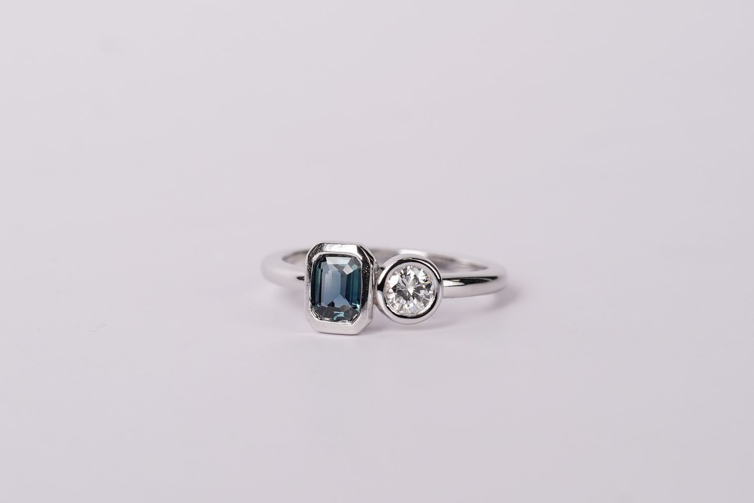 BETX- 14KW 3.68g .79ctw Sapphire &amp; Diamond Bezel Fashion Ring (size 7)