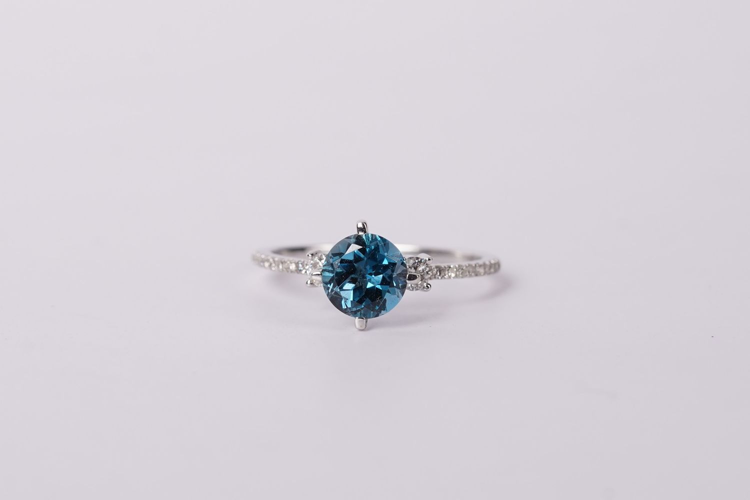 AET- 14KW 1.82g 1.75ctw (1.50ctr) London Blue Topaz &amp; Diamond Fashion Ring (size 7)
