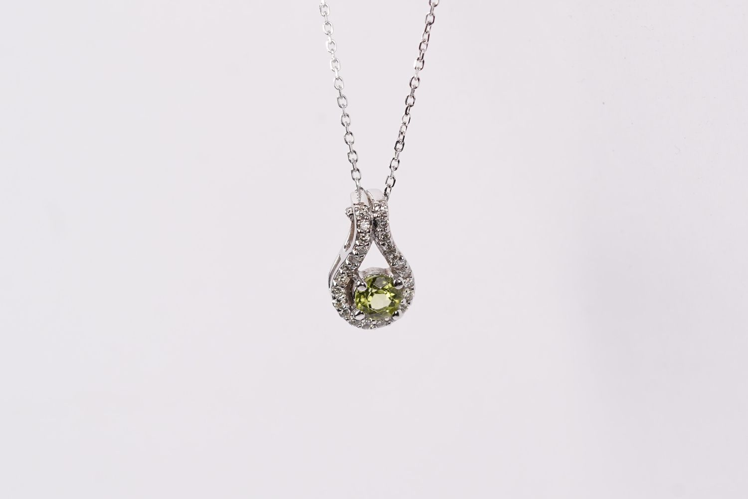 NTT- 14KY 2.08g .18ctw Diamond Peridot &amp; Diamond Necklace 18&quot;