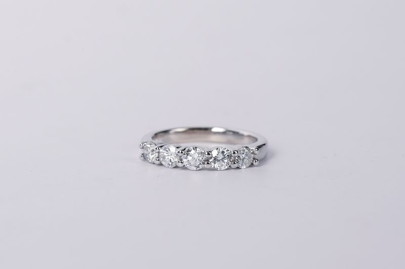 VRTT- 14KW 4.04g 1.18ctw 5-Stone Diamond Stackable Band (size 7)
