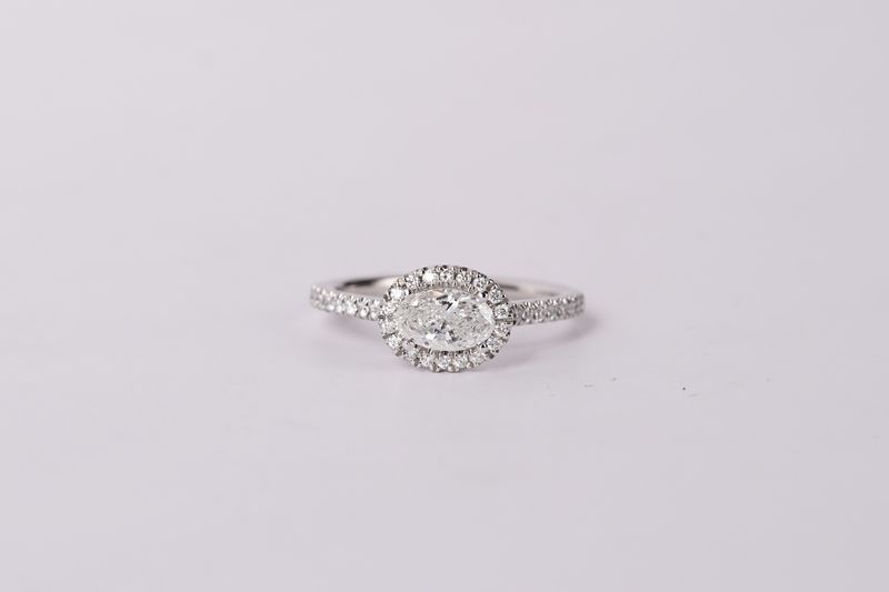 VVET- 14KW 2.7g .95ctw (.65ctr) E/SI2 Oval Diamond Venetti Halo Engagement Ring (size 6.5)